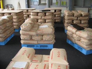 生産者の米が検査用として低温倉庫に次々と入庫になります。