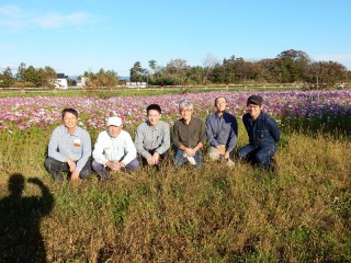 生産者（芳賀修一）が、趣味も兼ねて管理したコスモス畑を背景に集合写真を撮ってみました。